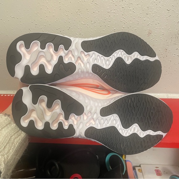 Nike Wmns Renew Run 2 road running shoes in a white, orange, and peach sz 9 - Picture 3 of 7